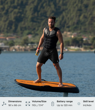Lade das Bild in den Galerie-Viewer, Schwarzes SiFly Rider eFoil Board mit Mast und Flügel, fahrbereit auf dem Wasser.