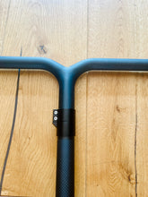 Lade das Bild in den Galerie-Viewer, Carbon Scooter Lenker für Pump Foil mit Aufsatz
